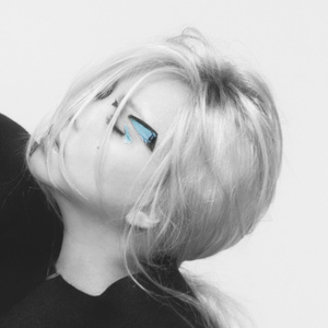 老师脱👙让学生摸🐻站起来做
